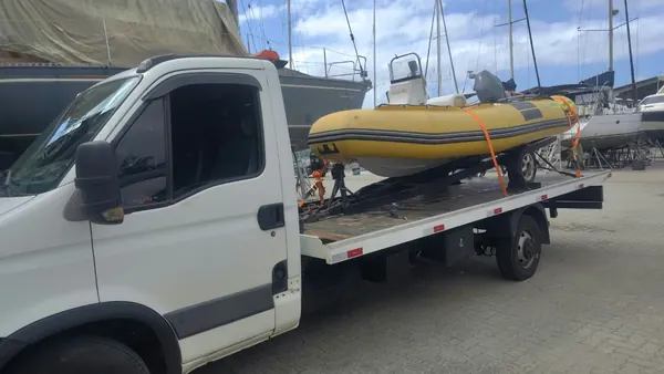 Embarcação inflável amarela transportada em plataforma