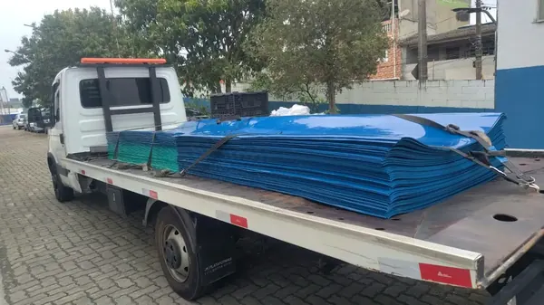 Chapas azuis presas sobre caminhão plataforma
