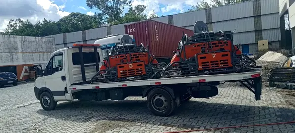 Equipamentos comerciais sobre plataforma branca