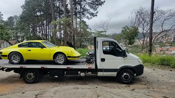 Esportivo amarelo em caminhão plataforma